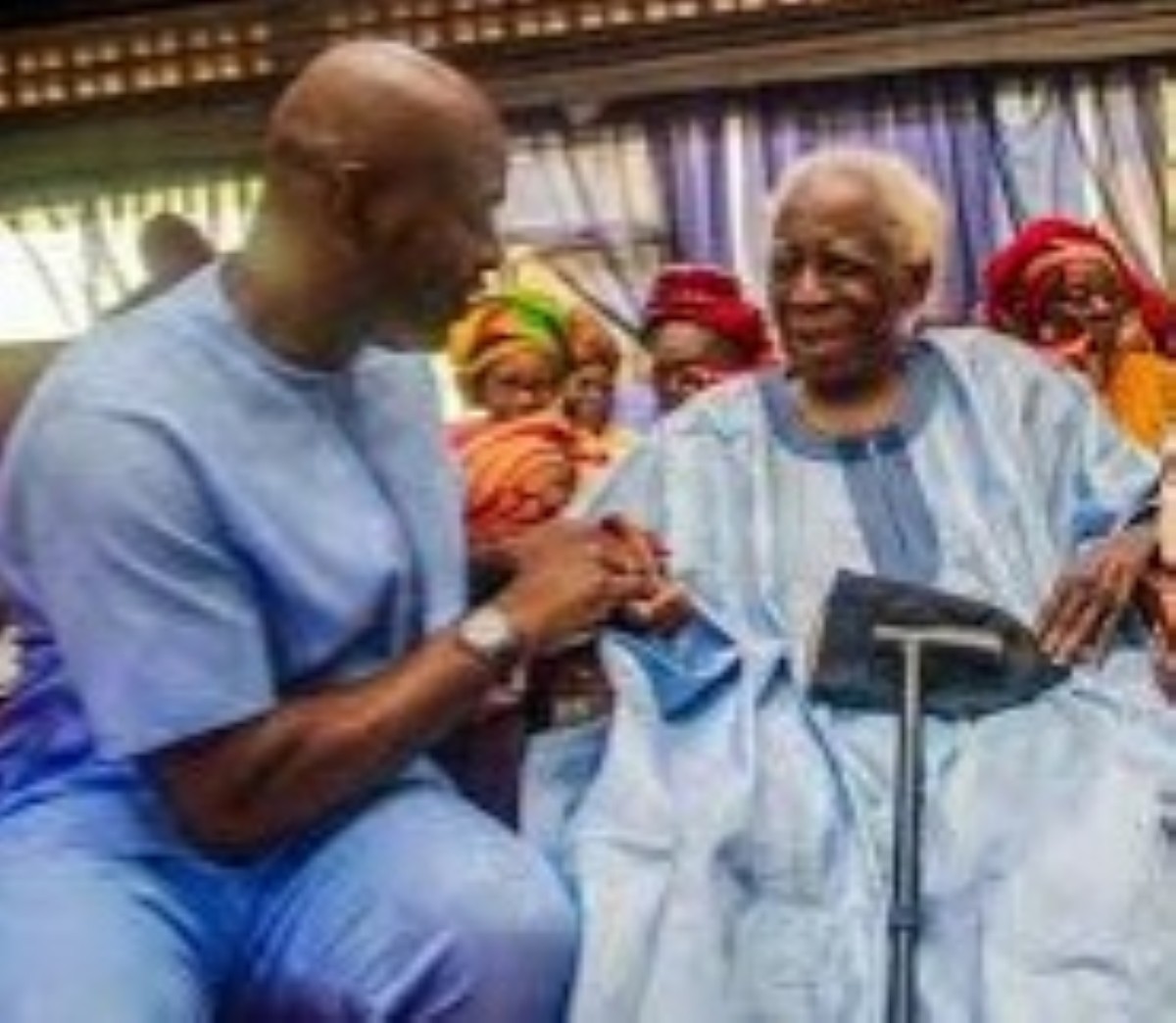 Makinde Surprises Predecessor, Olunloyo With Gift Of A Jeep