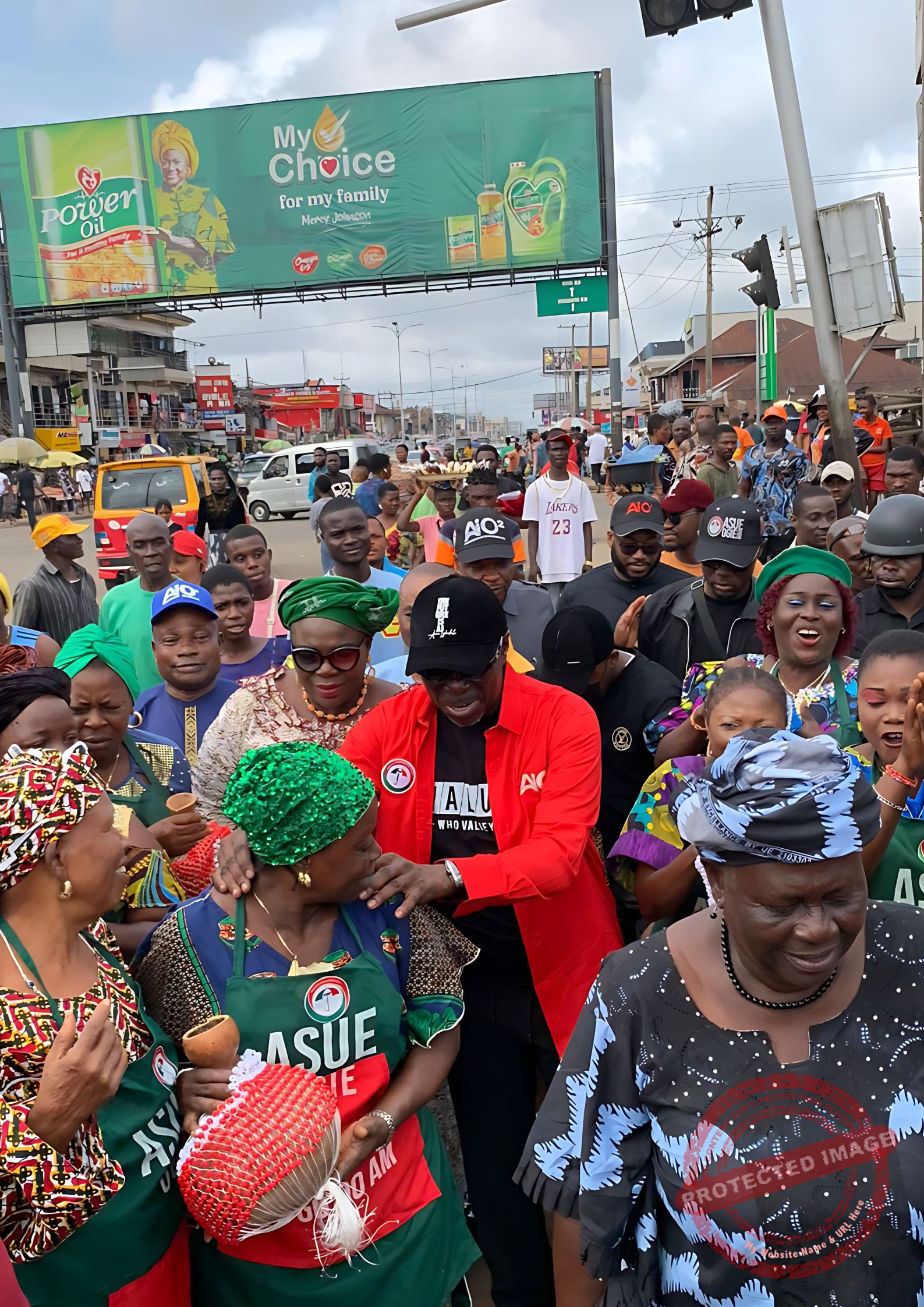 Edo Elections: Ighodalo’s Wife Ifeyinwa Wins Over Market Women with Fabrics and Aprons, Secures Strong Endorsement for PDP Candidate