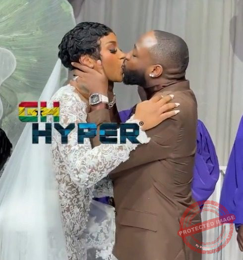 davido and chioma kissing after exchanging vows