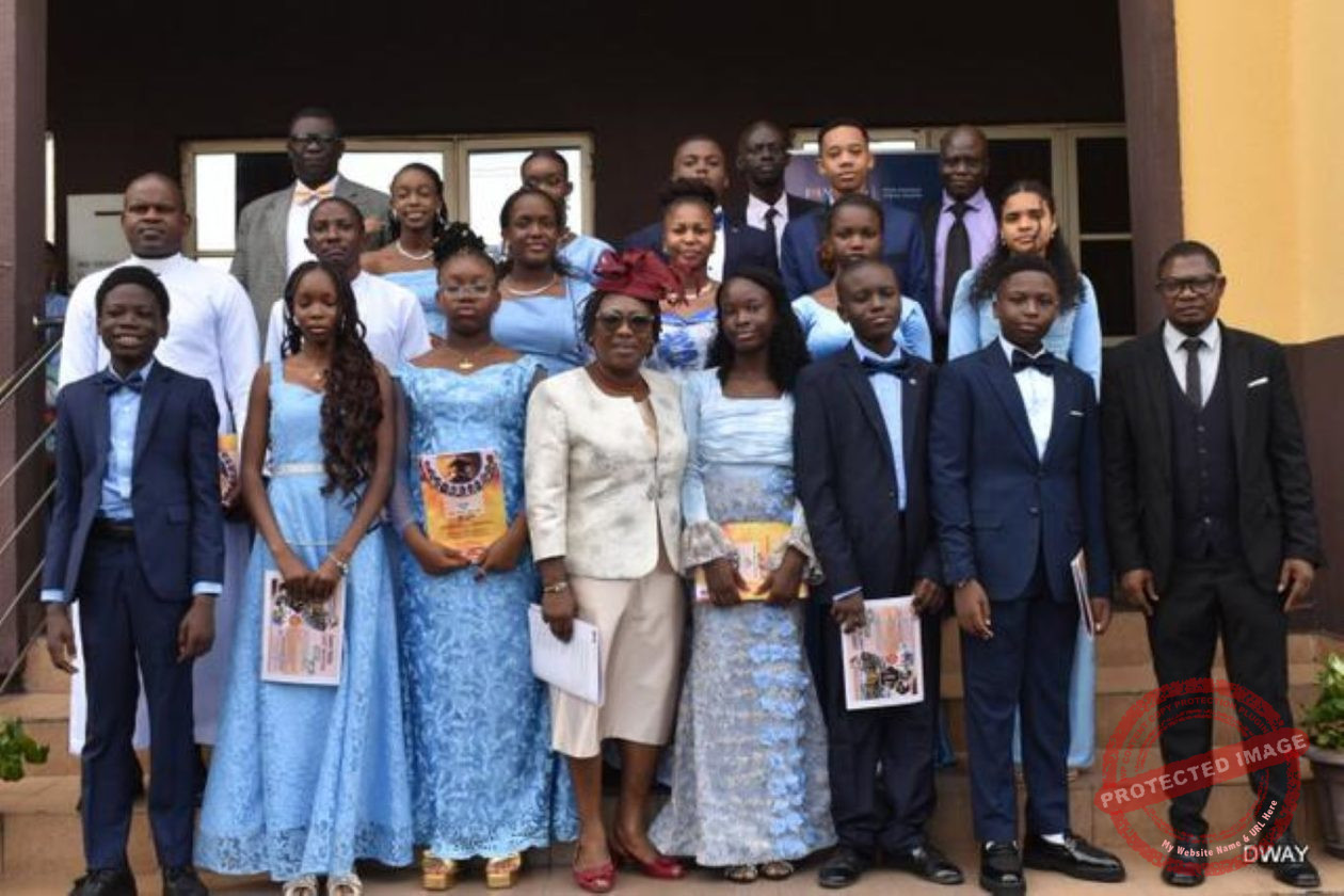 Mrs Bolajoko Falore with another set of graduating students and some teachers