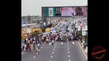 “We Will Sleep Here”: Oworonshoki Residents Block 3rd Mainland Bridge After Midnight Demolitions